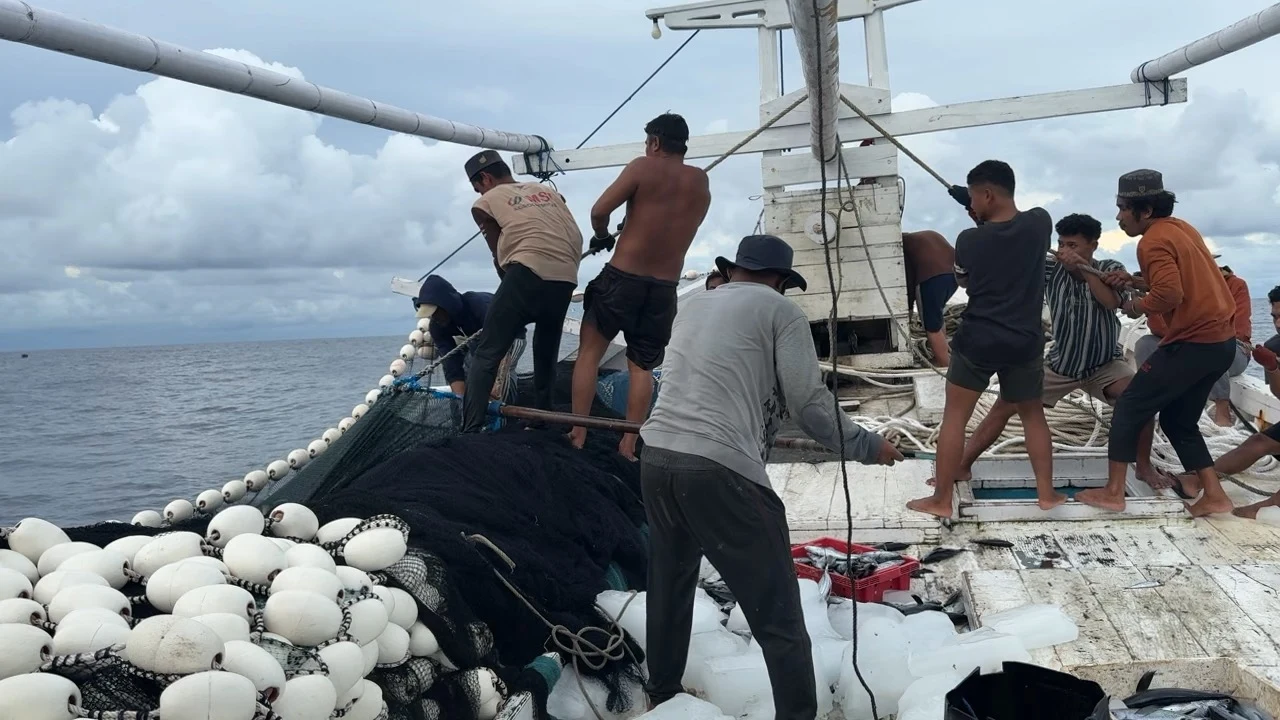 Fishing crew hauling the catch aboard after SFD installation